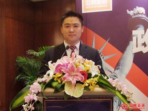 会议主持人力资源部经理Alex详细介绍公司情况及公司荣誉