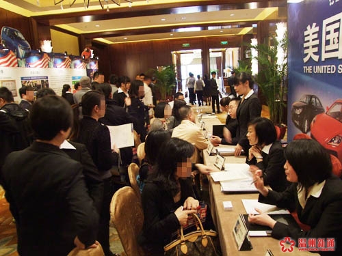 客户咨询现场气氛热烈