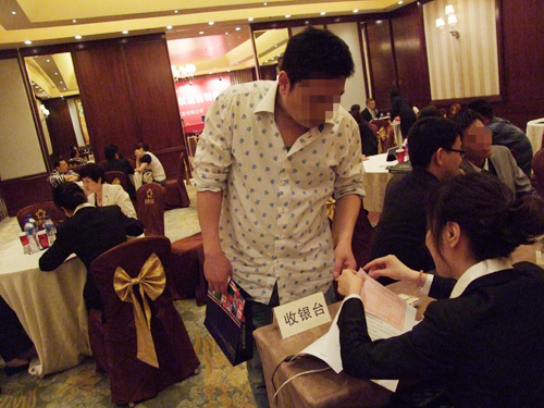 出于把握快速移民加拿大的时机和对温州新通的信任，数名客户当场签下意向书