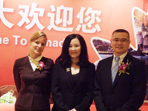 温州新通总经理FIONA(中)与加拿大资深移民专家Chirs Feng(右)、加拿大移民大律师Emma合影