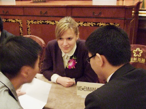 加拿大移民大律师Emmanuelle Norchet女士正在解答客户提问