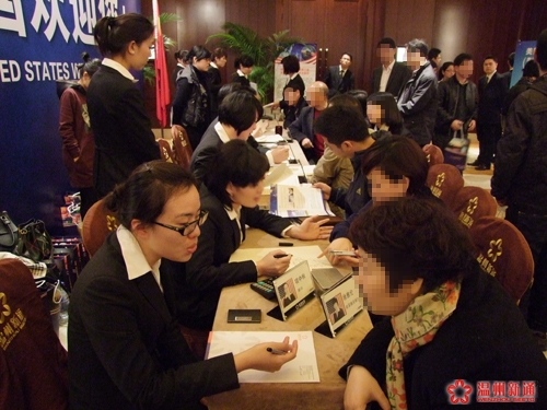 顾问悉心解答客户疑问