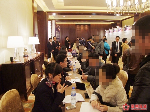 认购会后现场咨询的来宾