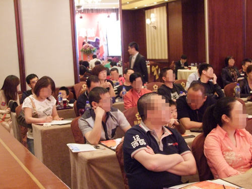 嘉宾们认真记录资深移民专家的介绍