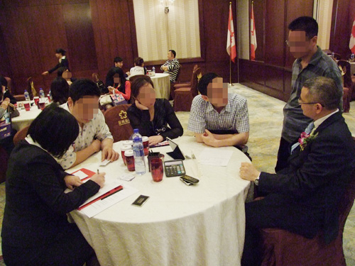 会议结束后,来宾们久久未离开会场,围着移民专家Chris Feng先生提出了自己关心的问题