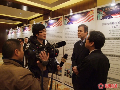 现任美国南达科他州国际商务部部长Joop Bollen接受媒体采访