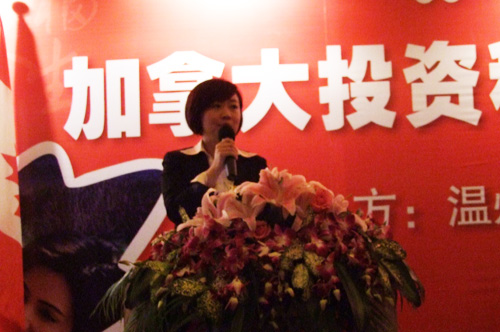 文案部经理Cindy担任此次说明会的主持人