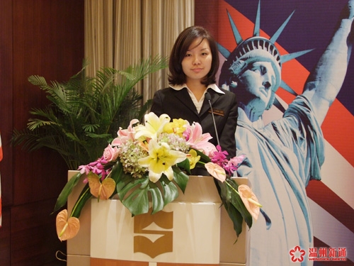 会议主持资深移民顾问Elaine