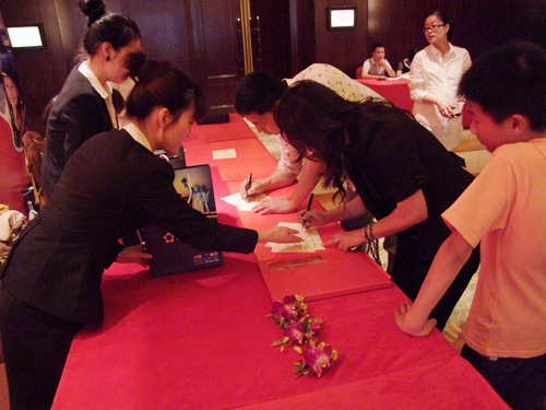 前来咨询的客户早早就来到会场